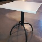 tavolo-piano-werzalit-bianco-puntinato-70x70-gambe-in-metallo