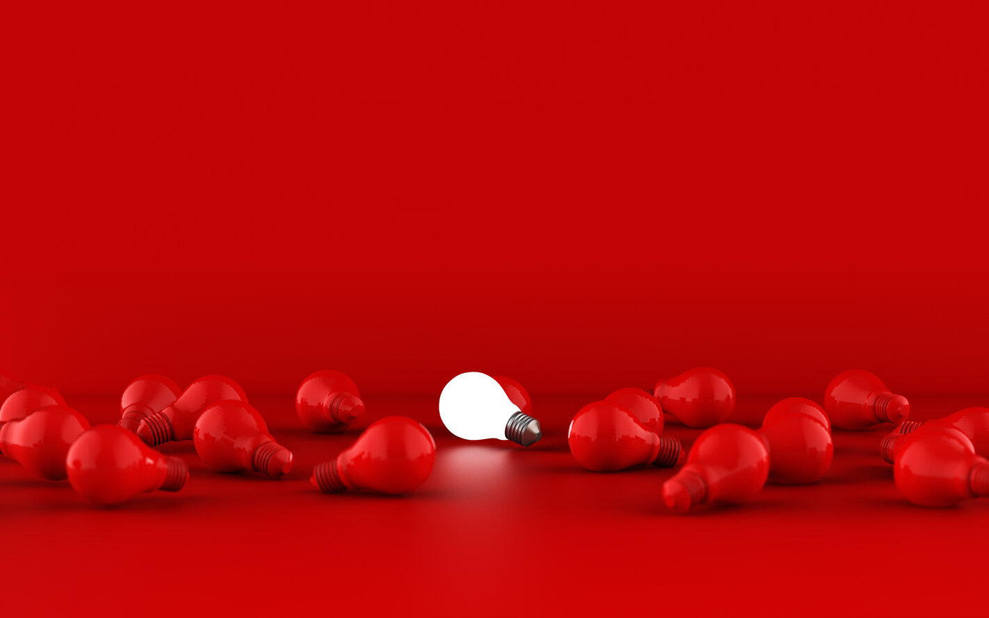 lampadine-su-sfondo-rosso-concetto-di-idea-illustrazione-3d.jpeg