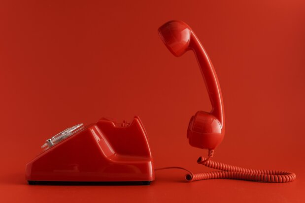 vista-frontale-del-telefono-retro.jpeg
