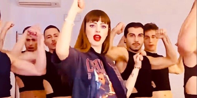 Annalisa durante l&#039;esibizione del brano Esibizionista in camerino, ispirazione per la Annalisa Tribute Band