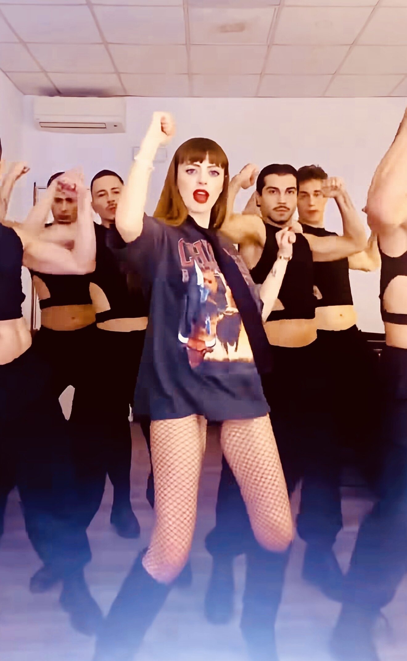 Annalisa durante l'esibizione del brano Esibizionista in camerino, ispirazione per la Annalisa Tribute Band