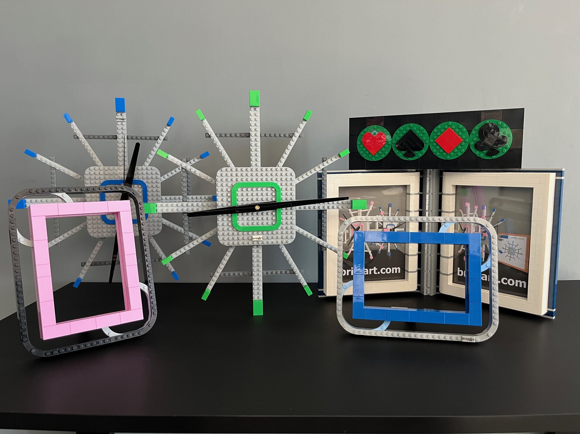 orologio Lego, design, arredo, costruzioni Lego, Orologi da muro creati con mattoncini LEGO, idee originali di design e arte per arredare casa in modo creativo con le costruzioni LEGO