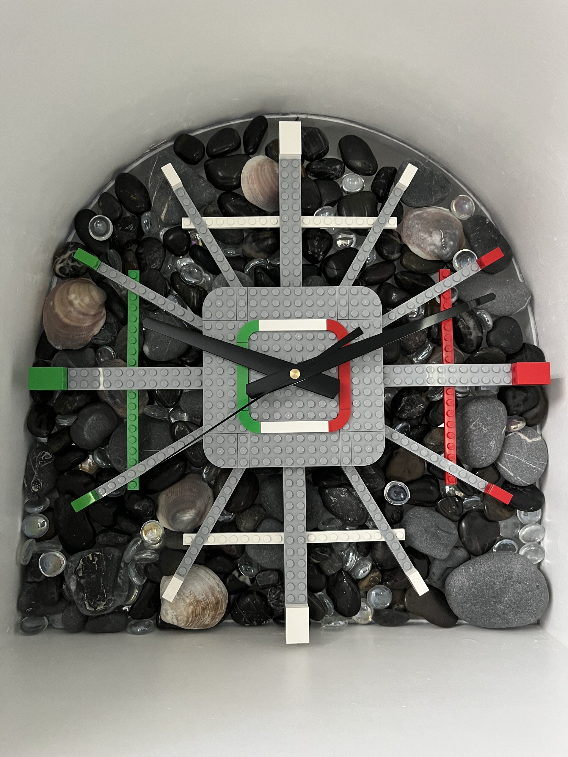 orologio Lego, design, arredo, costruzioni Lego, Orologi da muro creati con mattoncini LEGO, idee originali di design e arte per arredare casa in modo creativo con le costruzioni LEGO.