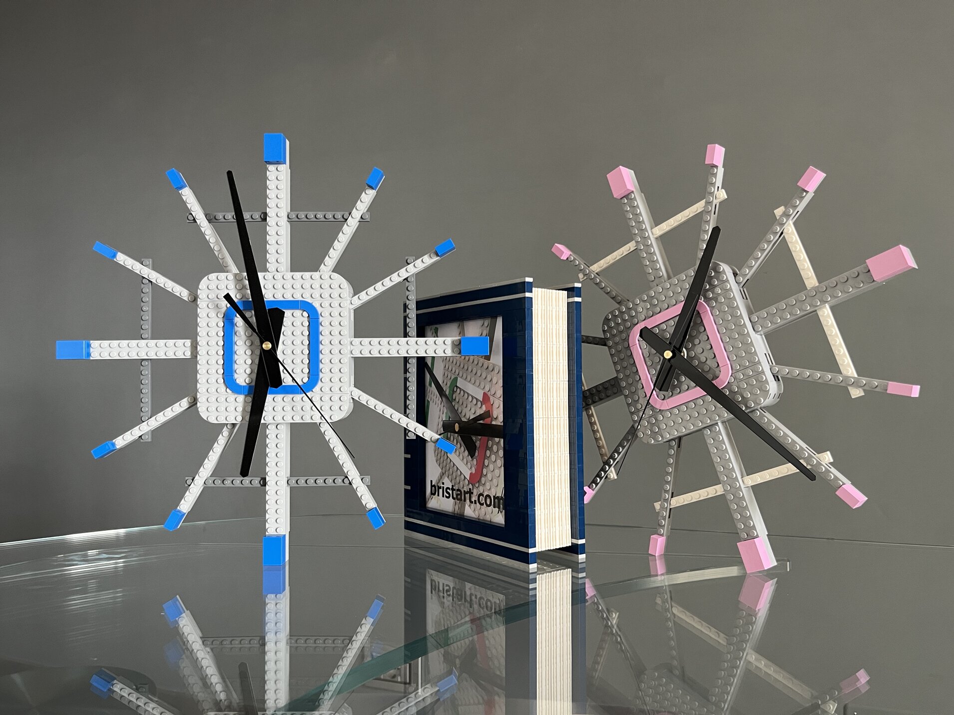 orologio Lego, design, arredo, costruzioni Lego, portafoto, Orologi da muro creati con mattoncini LEGO, idee originali di design e arte per arredare casa in modo creativo con le costruzioni LEGO. Lego