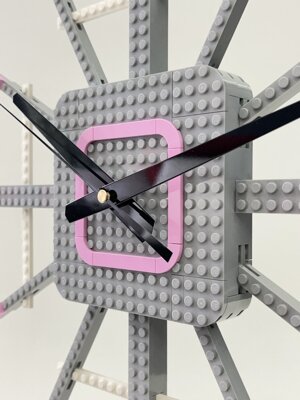 Oggetti creati con mattoncini LEGO, idee originali di design e arte per arredare casa in modo creativo con le costruzioni LEGO.
