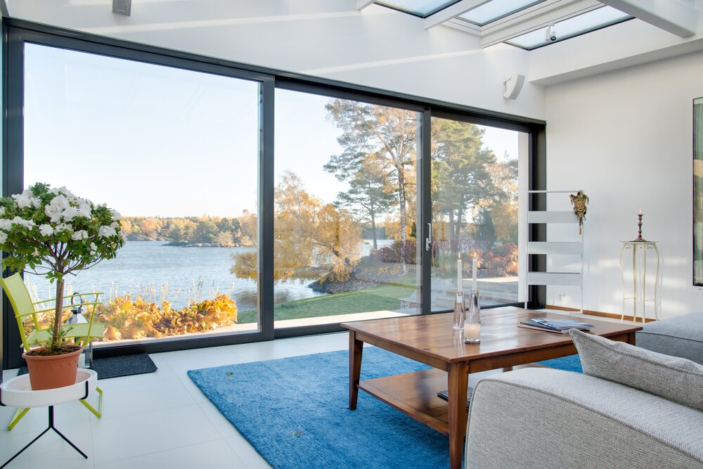 bella-vista-di-un-lago-blu-catturato-dall-interno-di-una-villa.jpeg