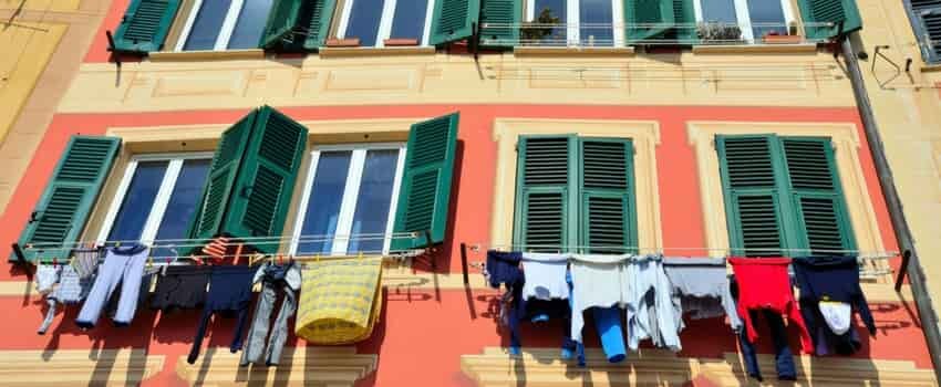 Il vicino scuote la tovaglia nel cortile