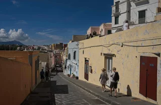 tourists%20admire%20the%20view.webp