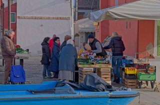 venice,%20burano%20-%20clothes%20hanging.jpeg