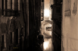 venice%20-%20floating%20gondolas%20in%20the%20night.jpeg