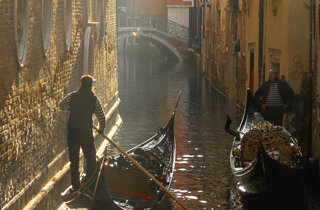 venice%20-%20red%20boat%20and%20blue%20boat.jpeg