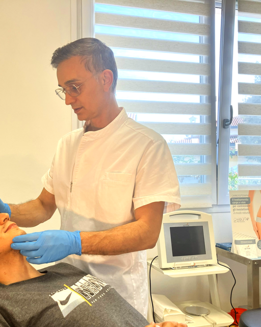 medico estetico a pordenone durante trattamento di filler labbra in studio medico