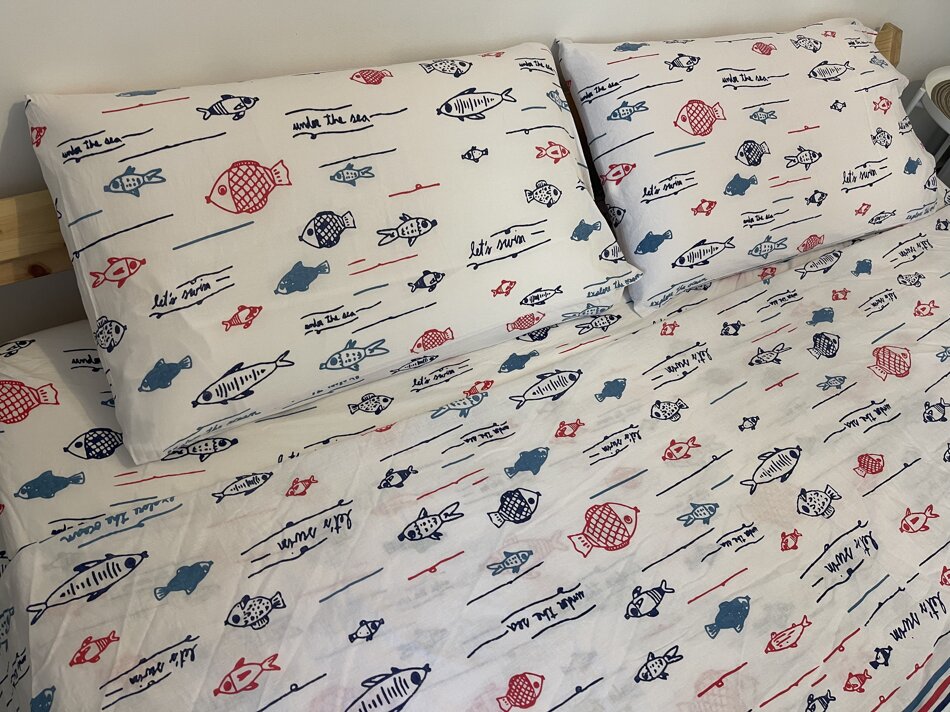 letto comodo con lenzuola colorate