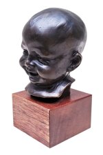 balestrieri-bernardo-18841965-bambino-che-ride-da-un-modello-di-meta-xx-secolo