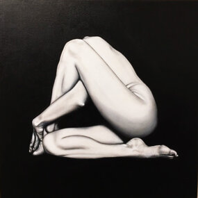 bn linee incrociate 3 olio su tela 50x50x4 - recensione l'uso sapiente del chiaroscuro fa emergere dal fondo scuro la figura, creando un forte contrasto che esalta la delicatezza.jpeg