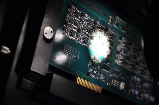 eyJlbiI6IkNsb3NlLXVwIG9mIGEgY3VzdG9taXplZCBCYWlmZiBtYXJrZWQgZWxlY3RyaWMgYm9hcmQifQ==