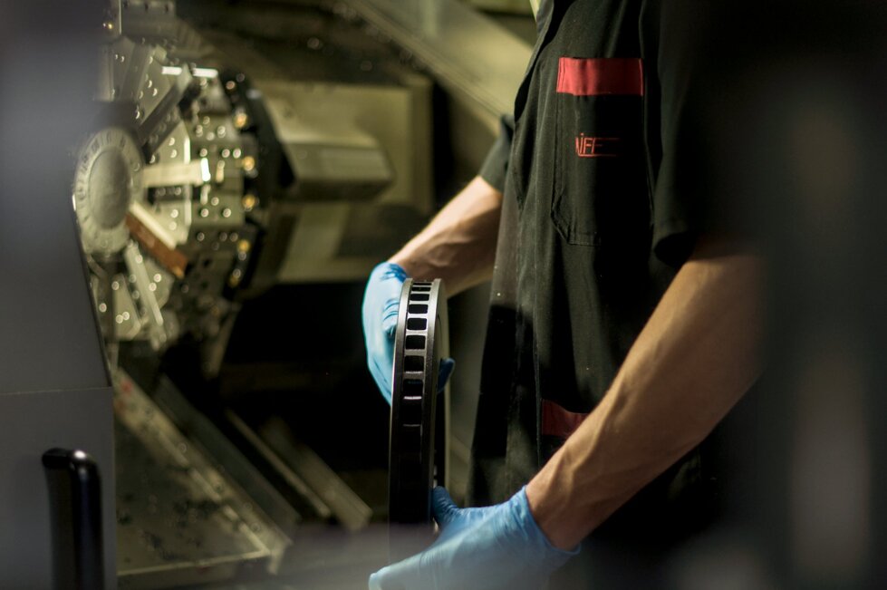 Operatore scarica macchina a controllo numerico da disco freno