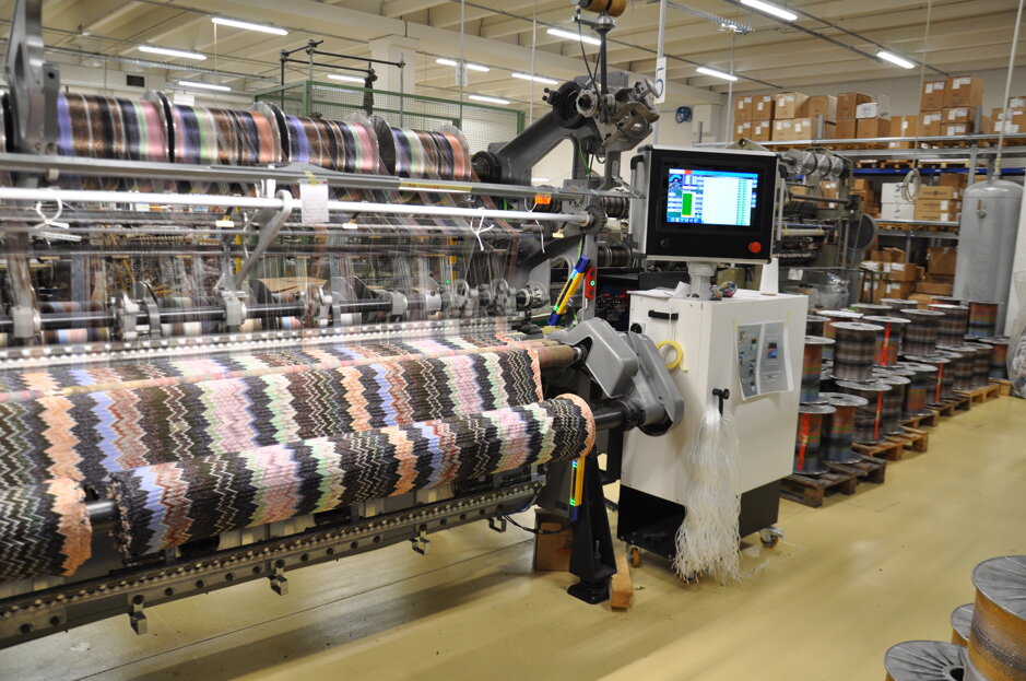 Vista generale di macchina Karl Mayer K3 completa di kit modernizzazione Baiff