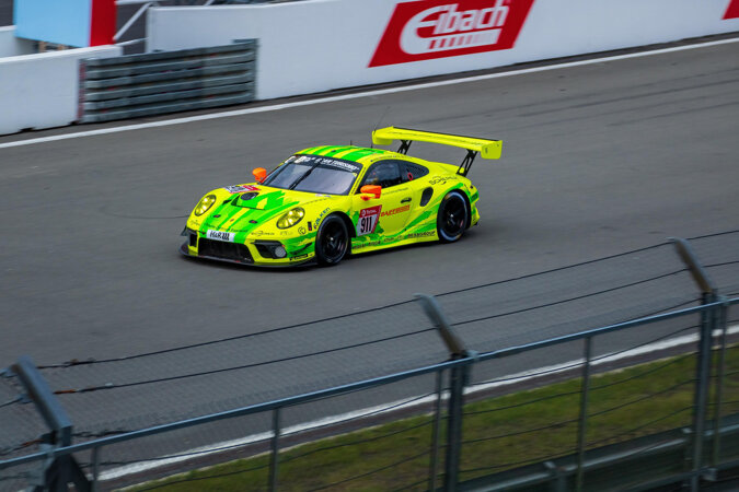 Macchina GT3 che corre su un tracciato con il logo Baiff