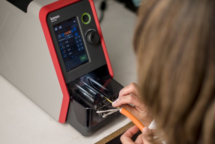 Operatrice adopera macchina per sfilacciare cavi automatica Operatrice adopera macchina per sfilacciare cavi automatica