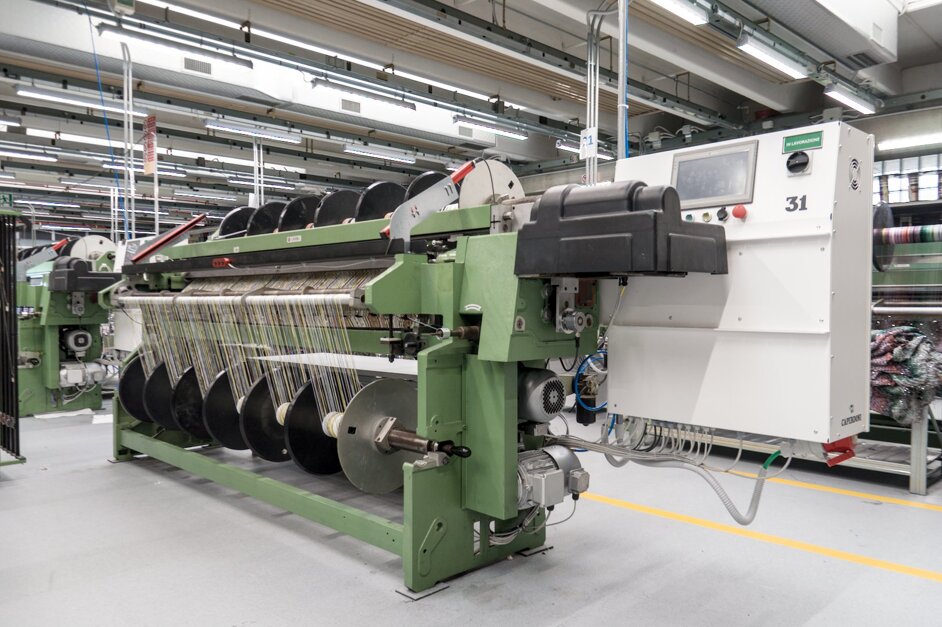 Vista laterale di un macchinario Caperdoni per Missoni completo di kit Baiff