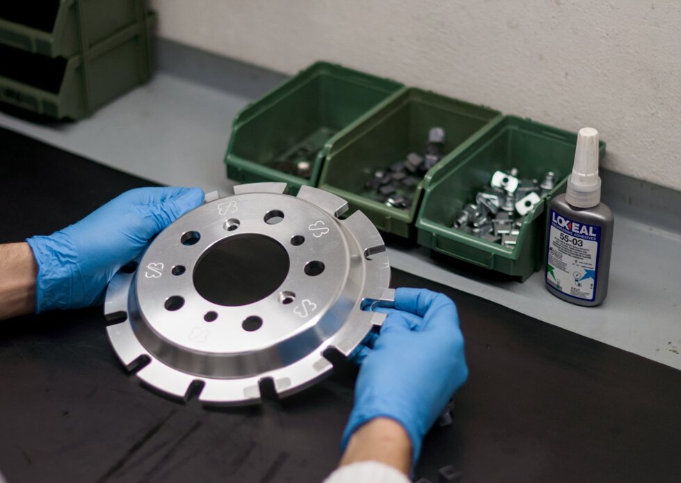 Campana in alluminio realizzata per applicazioni motorsport e dischi flottanti scomponibili