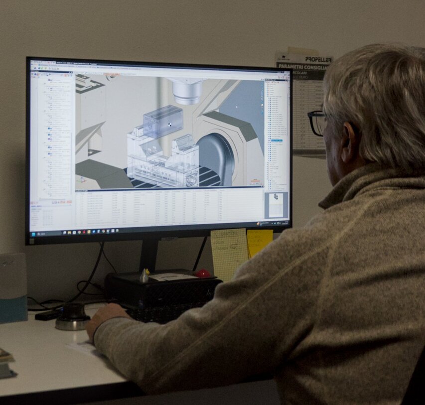 Ingegnere sviluppa componente meccanico su software CAD Ingegnere sviluppa componente meccanico su software CAD