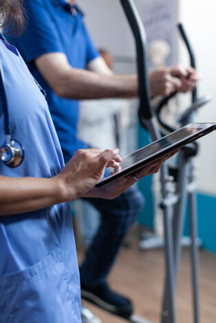 primo-piano-dell-assistente-medico-che-tocca-il-display-del-tablet.jpeg
