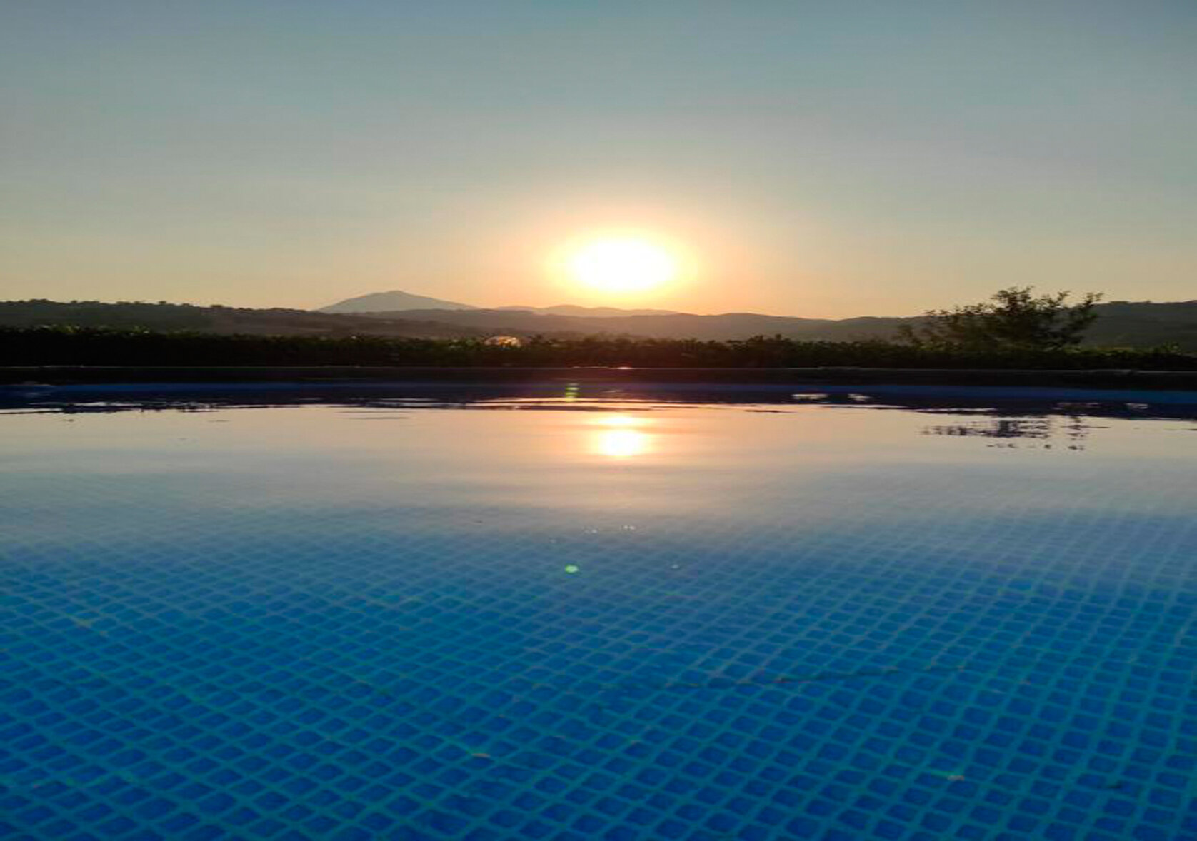 piscina-scoperta-parcheggio-gratuito-relax