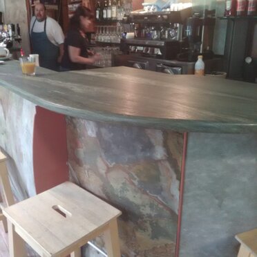 bancone bar Bancone in Green Dany effetto leather con applicazioni slate style al di sotto