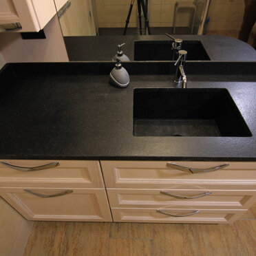 piano bagno piano bagno in nero assoluto con lavabo sottotop