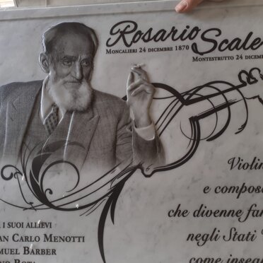 Targa commemorativa Targa in Bianco Carrara con rilievo 3d e stampa su marmo in collaborazione cin Labormarmo