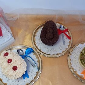 uova al cucchiaio Pistacchio , cioccolato bianco , bigadero fondente, cioccolato al latte