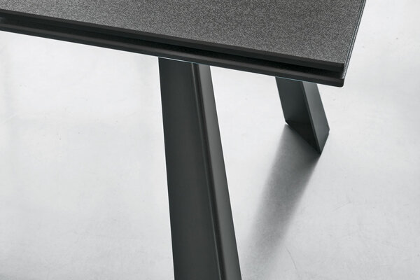 TARGET POINT - MODELLO PONENTE Tavolo allungabile con struttura in metallo verniciato o spazzolato.