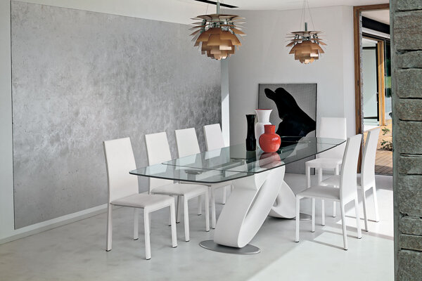 TARGET POINT - MODELLO ECLIPSE Tavolo allungabile in alluminio con basamento in poliuretano e piano in vetro temperato.