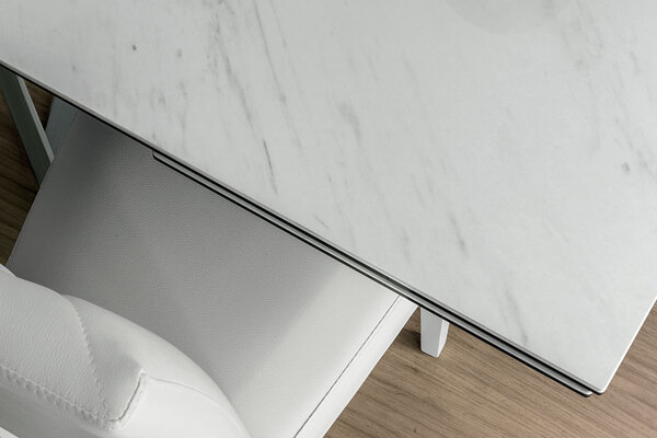 TARGET POINT - MODELLO PRIAMO Tavolo allungabile con struttura in metallo verniciato o spazzolato.