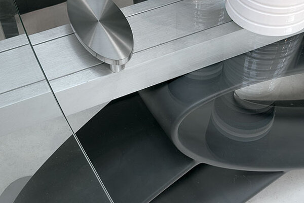 TARGET POINT - MODELLO ECLIPSE Tavolo allungabile in alluminio con basamento in poliuretano e piano in vetro temperato.