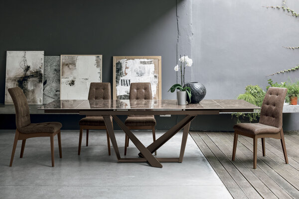 TARGET POINT - MODELLO PRIAMO Tavolo allungabile con struttura in metallo verniciato o spazzolato.