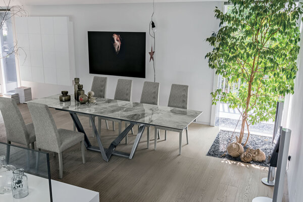 TARGET POINT - MODELLO PRIAMO Tavolo allungabile con struttura in metallo verniciato o spazzolato.