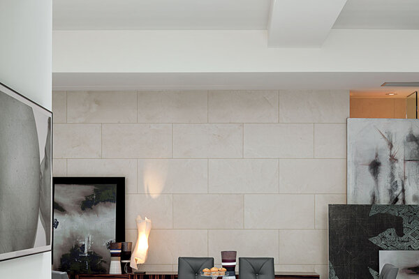 TARGET POINT - MODELLO ECLIPSE Tavolo allungabile in alluminio con basamento in poliuretano e piano in vetro temperato.