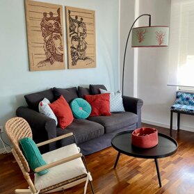 Soggiorno climatizzato, ampio soggiorno dotato di divano, poltrona, posti aggiuntivi, Smart TV 43