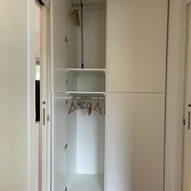 Armadio per la camera da letto 2 L'armadio serve la camera da letto 2 e il lato destro è dotato di lavatrice