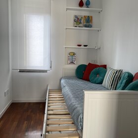 Camera da letto 2 Piccola camera da letto dotata di un divano letto per 2 persone e aria condizionata portatile Dyson.