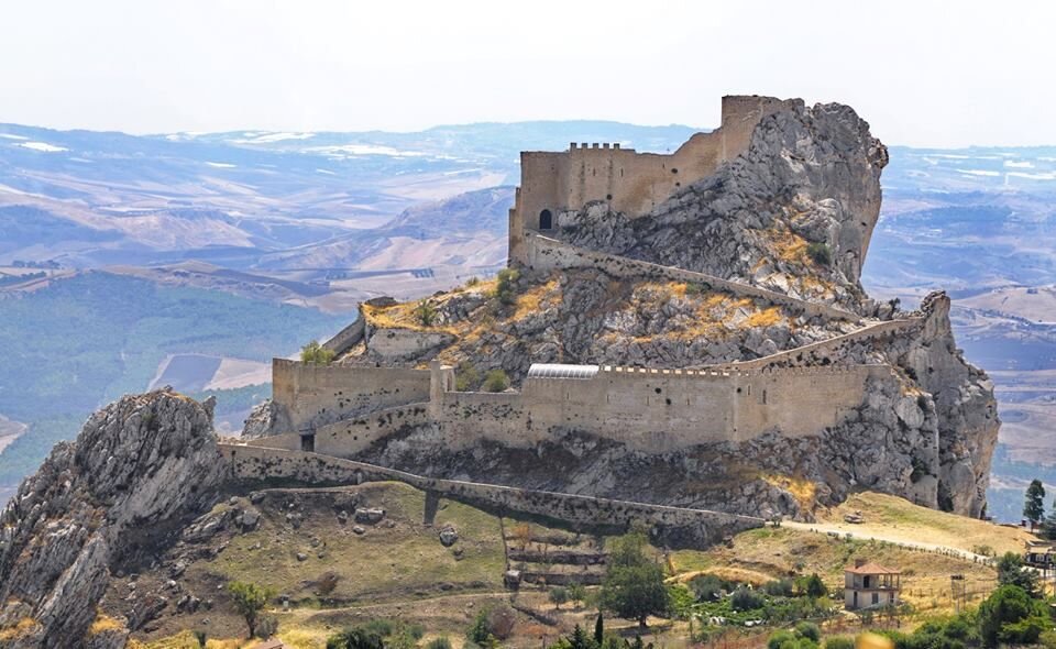 castello-manfredonico-di-mussomeli.jpeg castello-manfredonico-di-mussomeli.jpeg