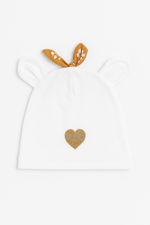 cappellino-bianco-con-orecchiette-e-fiocco-senape