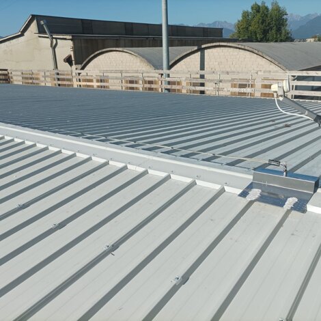 Immagine dettaglio copertura tetto con linea vita