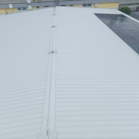 Tetto in copertura nuova con materiali isolanti