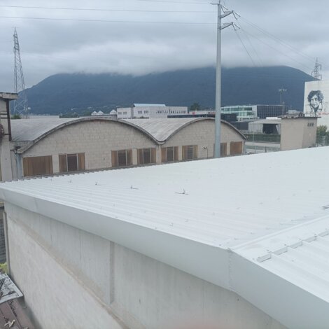 Immagine dettaglio copertura tetto con pannelli isolanti