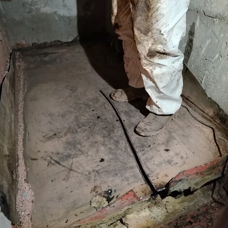 Bonifica cisterna amianto in corso con operatori specializzati