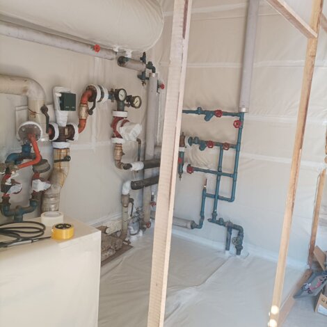 Intervento di bonifica su tubature con materiali contaminati